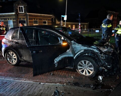 Trein botst op auto in Udenhout: vrouw en baby lichtgewond