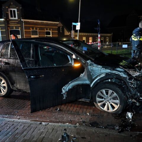 Trein botst op auto in Udenhout: vrouw en baby lichtgewond