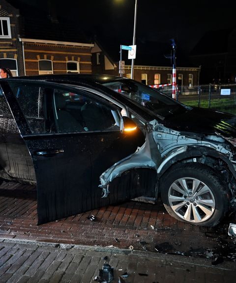 Trein botst op auto in Udenhout: vrouw en baby lichtgewond