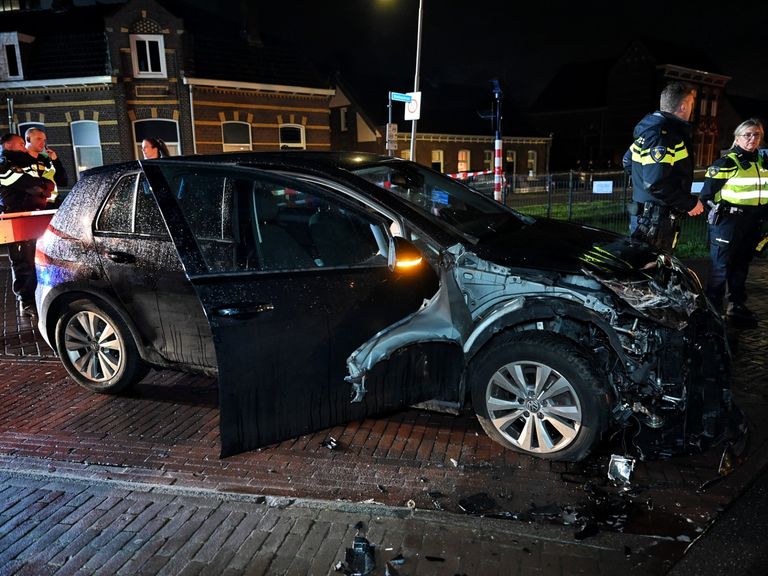 Trein botst op auto in Udenhout: vrouw en baby lichtgewond