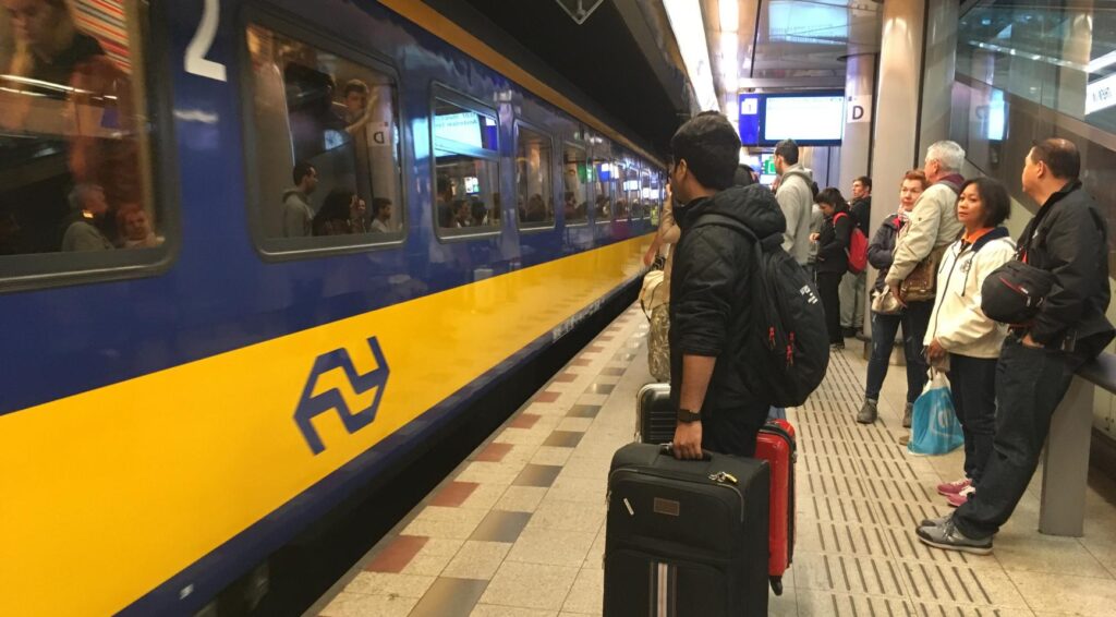 Treinverkeer naar Schiphol verstoord door signaaluitval; Geldermalsen-Den Bosch lijn gesloten na ongeval