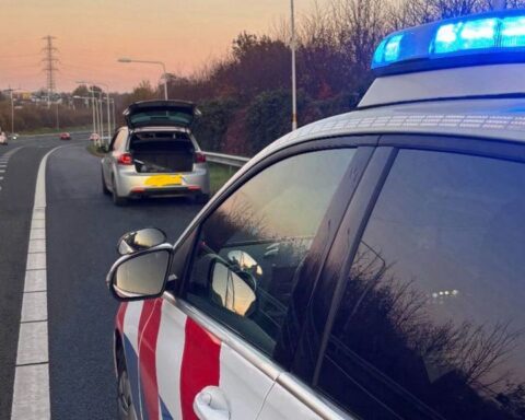 Vader onder invloed van drugs bij Maastricht, politie haalt kind van 6 uit auto