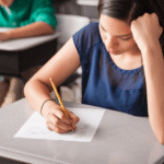 Veel Nederlandse middelbare scholieren hebben moeite met het schrijven van eenvoudige teksten, zegt Onderwijsinspectie