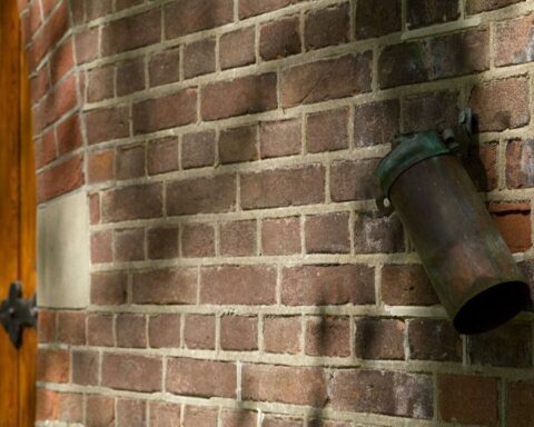 Veenhuizen vervangt koperen regenpijpen door replica's na diefstallen bij monumenten