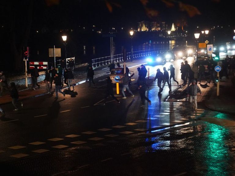 VfB Stuttgart uit kritiek op behandeling van supporters tijdens Europa League-wedstrijd in Deventer