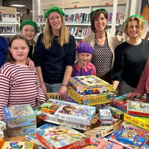 Vrijwilligers in Nederland ondersteunen Sinterklaasacties voor kinderen uit financiële problemen