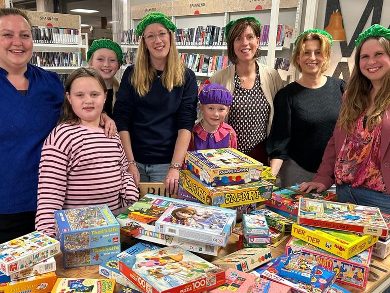 Vrijwilligers in Nederland ondersteunen Sinterklaasacties voor kinderen uit financiële problemen