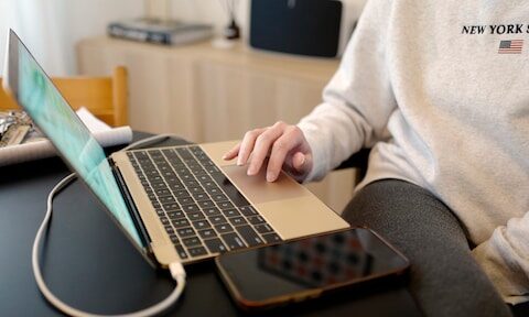 Vrouw die met drie banen ziek uitviel, moet 73.000 euro terugbetalen