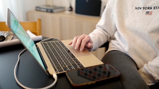 Vrouw die met drie banen ziek uitviel, moet 73.000 euro terugbetalen