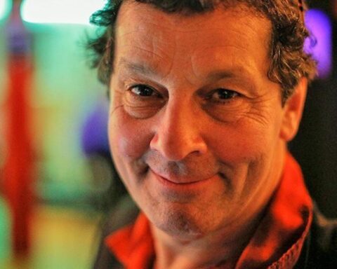 Vuurbommen en beperkte financiën weerhielden Mike Manicardi niet van het laten groeien van Badhuistheater in Amsterdam