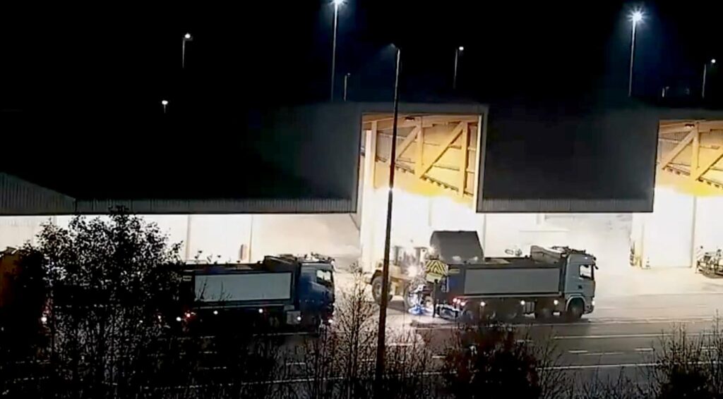 Waarschuwing voor gladde wegen en zoutwagens: Koud weekend voor Nederland