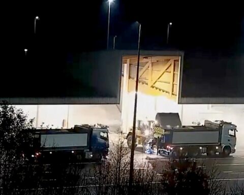 Waarschuwing voor gladde wegen en zoutwagens: Koud weekend voor Nederland