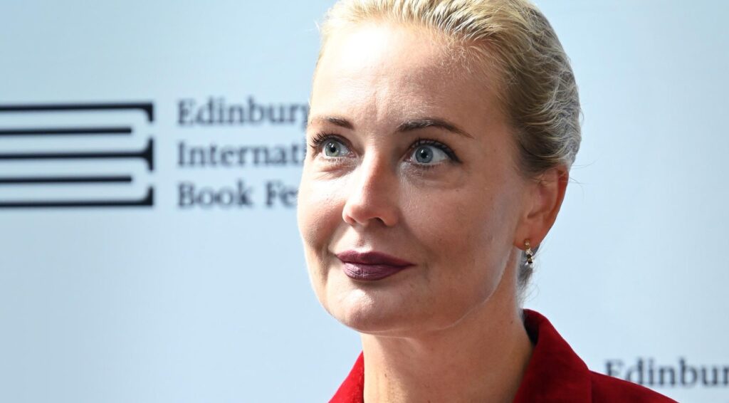 Weduwe van de overleden Russische oppositieleider Navalny onthult gedenkplaat in Den Haag