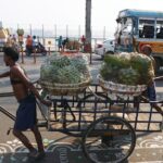 Zoek personeel in landen met een groot aantal jongeren voor de zorg en bouw