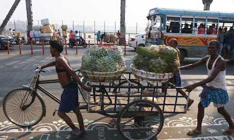 Zoek personeel in landen met een groot aantal jongeren voor de zorg en bouw