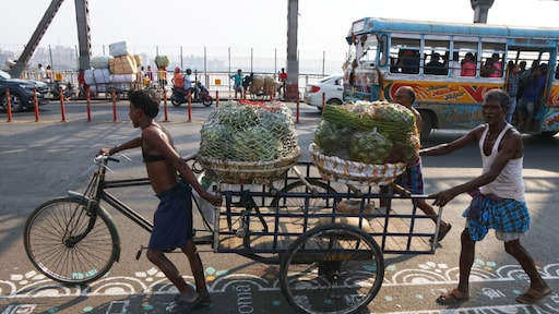 Zoek personeel in landen met een groot aantal jongeren voor de zorg en bouw