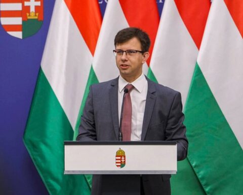 Hongaarse minister beschuldigt EU-instellingen van het bevorderen van oorlog in plaats van vrede