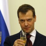 Medvedev dreigt Europa met oorlog over gebruik van bevroren Russische tegoeden