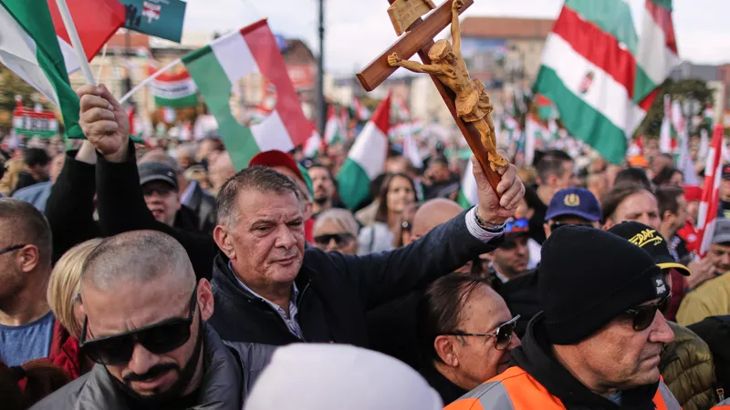 Protesten in Boedapest overschaduwen scherpe retoriek van Orbán over Rusland en de EU