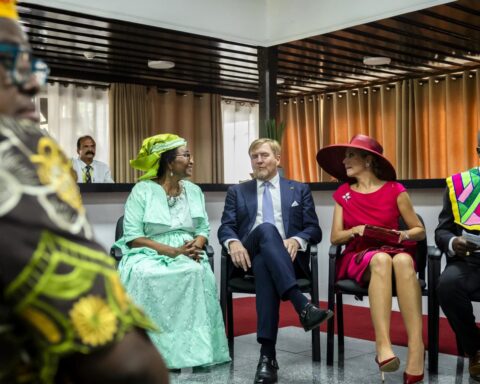 Afgevaardigden van de afstammelingen van slaafgemaakten aanvaarden excuses van koning Willem-Alexander in Suriname