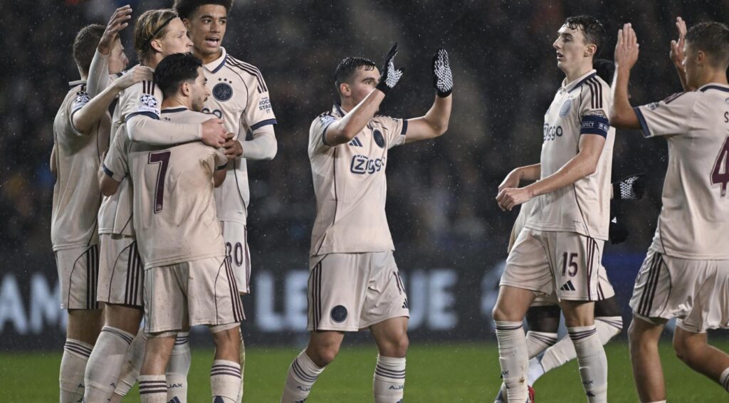 Ajax boekt eerste overwinning in de UEFA Champions League, wint van Qarabag met 4-2
