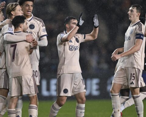 Ajax boekt eerste overwinning in de UEFA Champions League, wint van Qarabag met 4-2