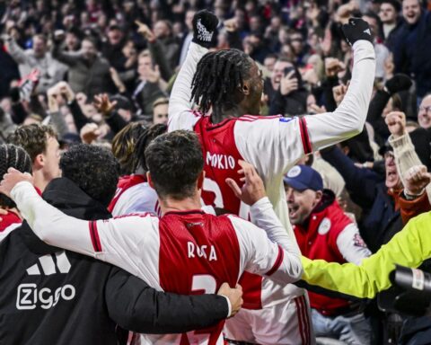 Ajax hervat stijging onder Fred Grim met 2-0 overwinning op aartsvijand Feyenoord