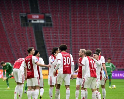 Ajax wint van Groningen in leeg stadion; vuurwerkbom verbonden met absurd verlangen overleden fan