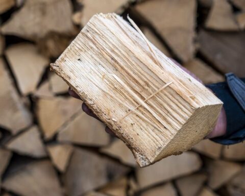 Amersfoort legt eerste boetes op voor houtstook ondanks verbod