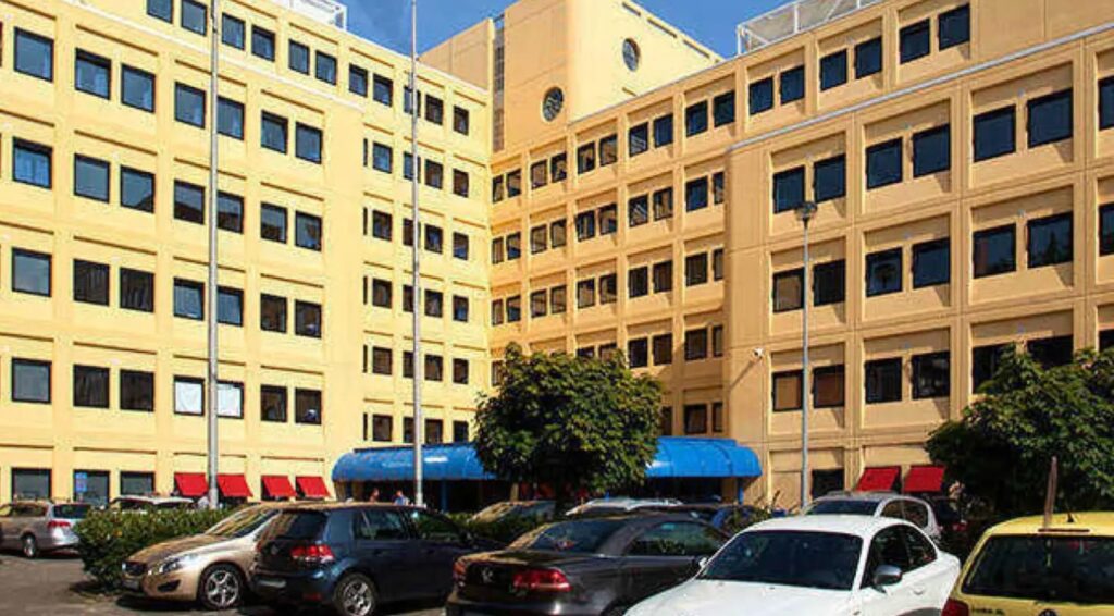 Amsterdam aangespoord om LGBTQ+ vluchtelingen te beschermen met gespecialiseerde opvangplannen