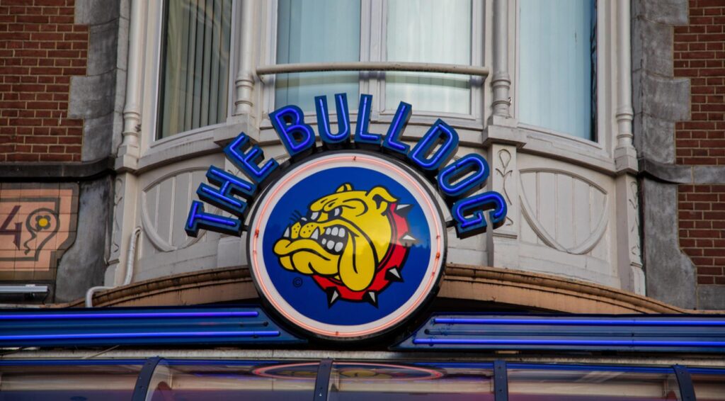 Amsterdam eert Bulldog coffeeshop eigenaar voor steun aan minderbedeelden