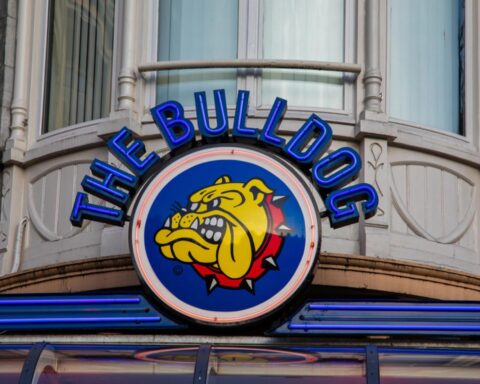 Amsterdam eert Bulldog coffeeshop eigenaar voor steun aan minderbedeelden