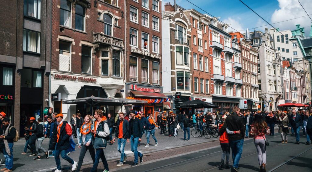 Amsterdam gaat controle over vieringen van Koningsdag in het stadscentrum aanscherpen
