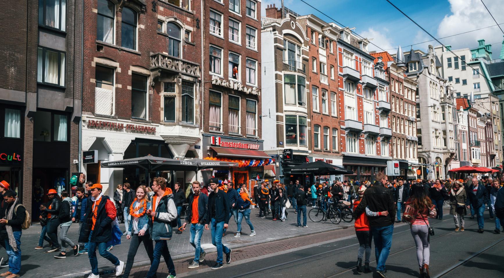 Amsterdam gaat controle over vieringen van Koningsdag in het stadscentrum aanscherpen