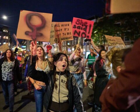Amsterdam strijdt tegen geweld tegen vrouwen met vechtsporttraining en buddy-systeem