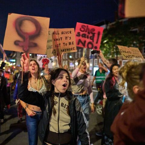 Amsterdam strijdt tegen geweld tegen vrouwen met vechtsporttraining en buddy-systeem
