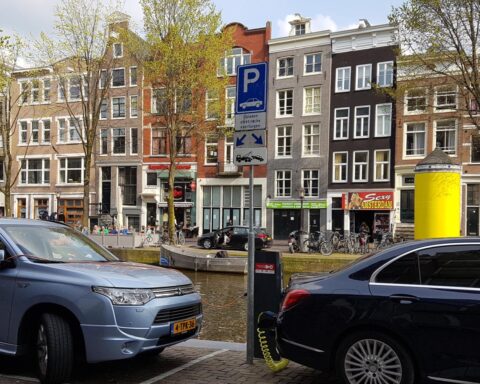 Amsterdamse bewoners geconfronteerd met parkeercrisis door verwijdering van 147 plekken en hoge kosten