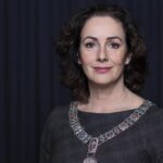 Amsterdamse burgemeester Femke Halsema en acteur Jeroen Krabbé spreken tijdens herdenking Holocaust