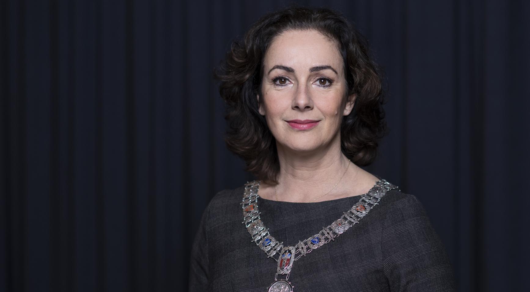 Amsterdamse burgemeester Femke Halsema en acteur Jeroen Krabbé spreken tijdens herdenking Holocaust