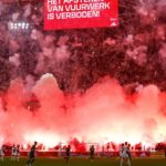 Amsterdamse burgemeester vraagt ministerie van Justitie om onderzoek naar vuurwerkchaos tijdens Ajax-wedstrijd