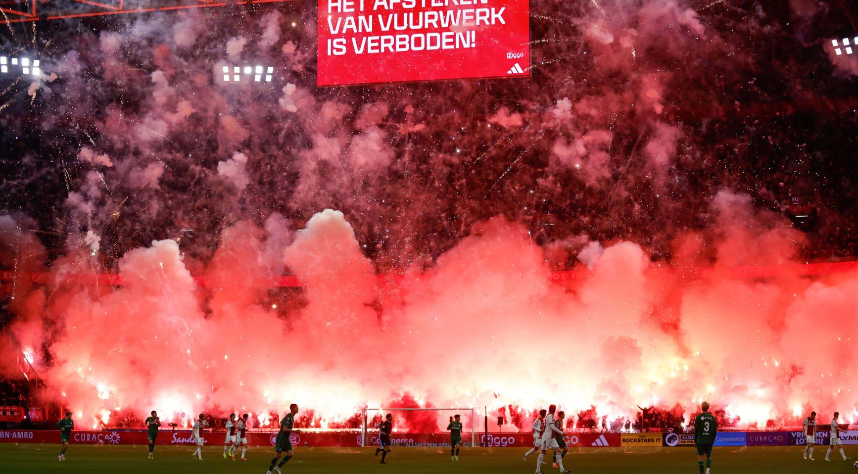 Amsterdamse burgemeester vraagt ministerie van Justitie om onderzoek naar vuurwerkchaos tijdens Ajax-wedstrijd