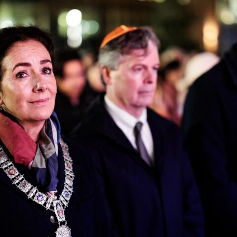 Australische ambassadeur aanwezig bij Chanoeka viering in Amsterdam na aanslag Bondi Beach