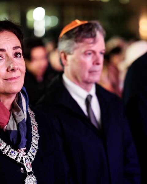 Australische ambassadeur aanwezig bij Chanoeka viering in Amsterdam na aanslag Bondi Beach