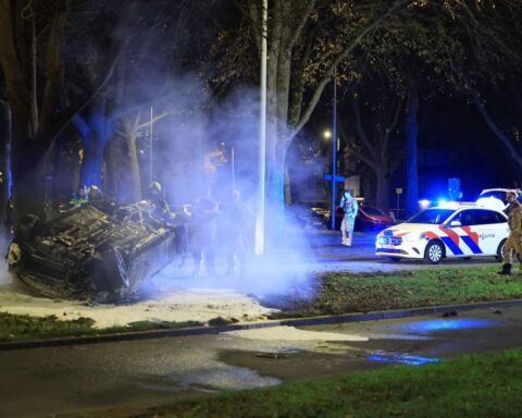 Auto vliegt in brand na politieachtervolging in Den Haag
