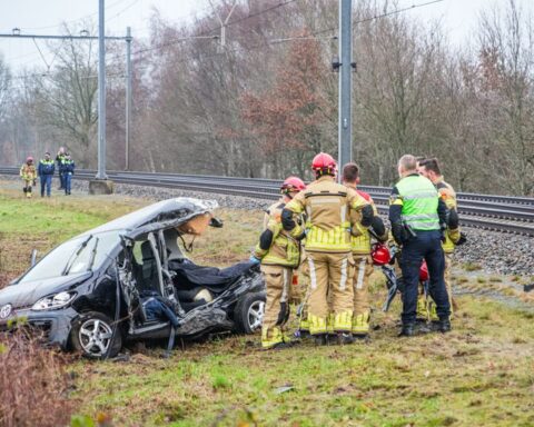 Botsing tussen auto en trein bij Gramsbergen, treinverkeer urenlang stil