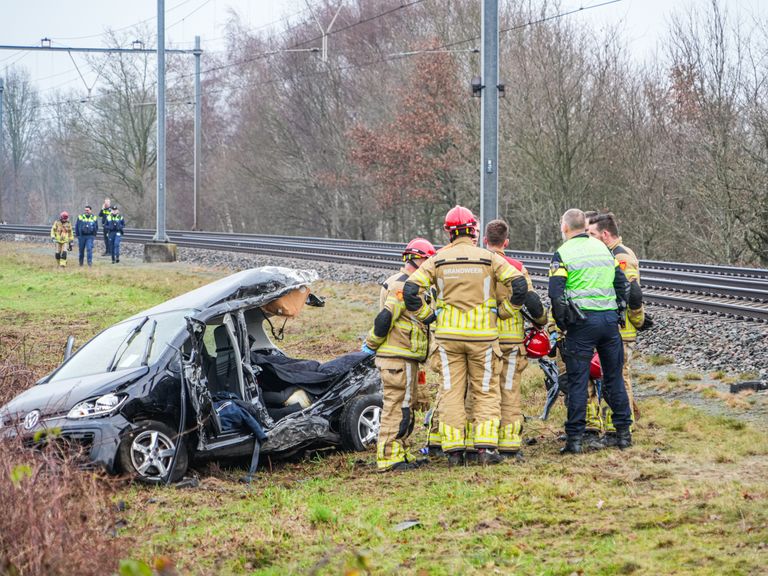 Botsing tussen auto en trein bij Gramsbergen, treinverkeer urenlang stil