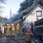 Brand in Hellevoetsluis: paarden gered te midden van veel zwarte rook