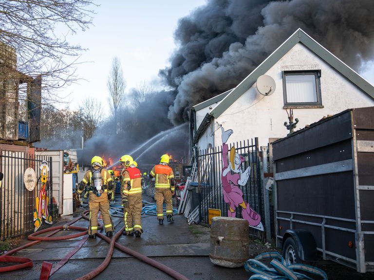 Brand in Hellevoetsluis: paarden gered te midden van veel zwarte rook