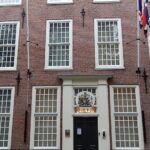 Britse ambassade in Den Haag beklad vanwege rol VK in Gaza; verdachte gearresteerd