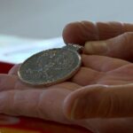 Burgemeester Middelburg ontvangt verloren penning van ambtsketen terug